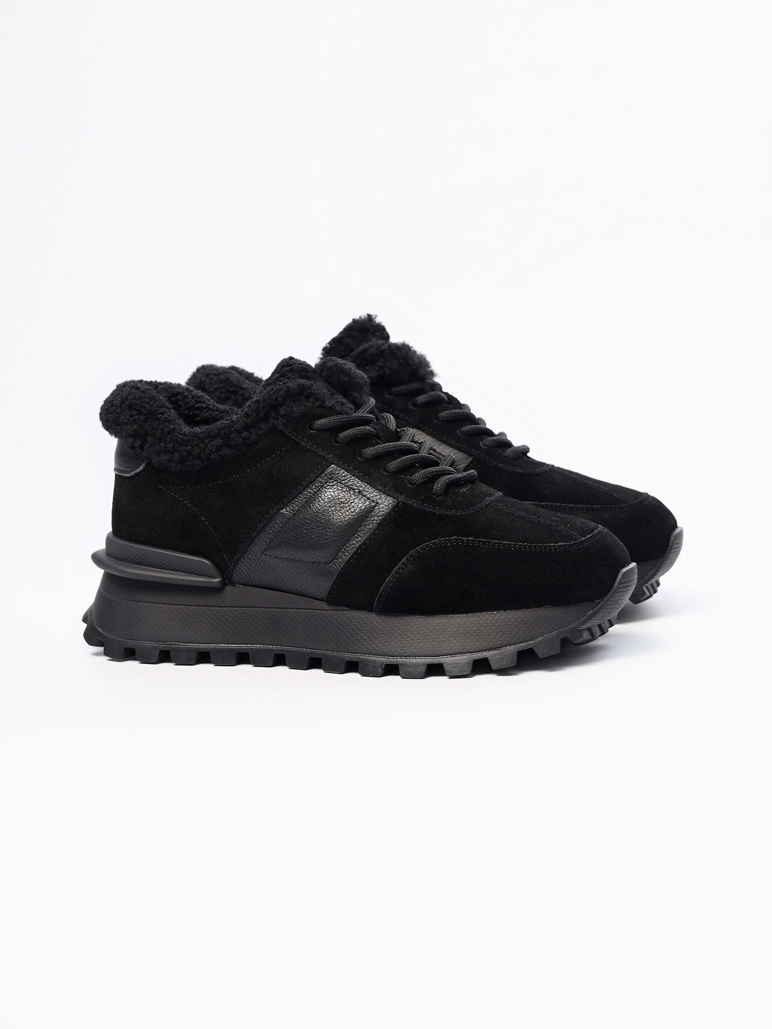 Кроссовки комбинированные черного цвета на рельефной подошве